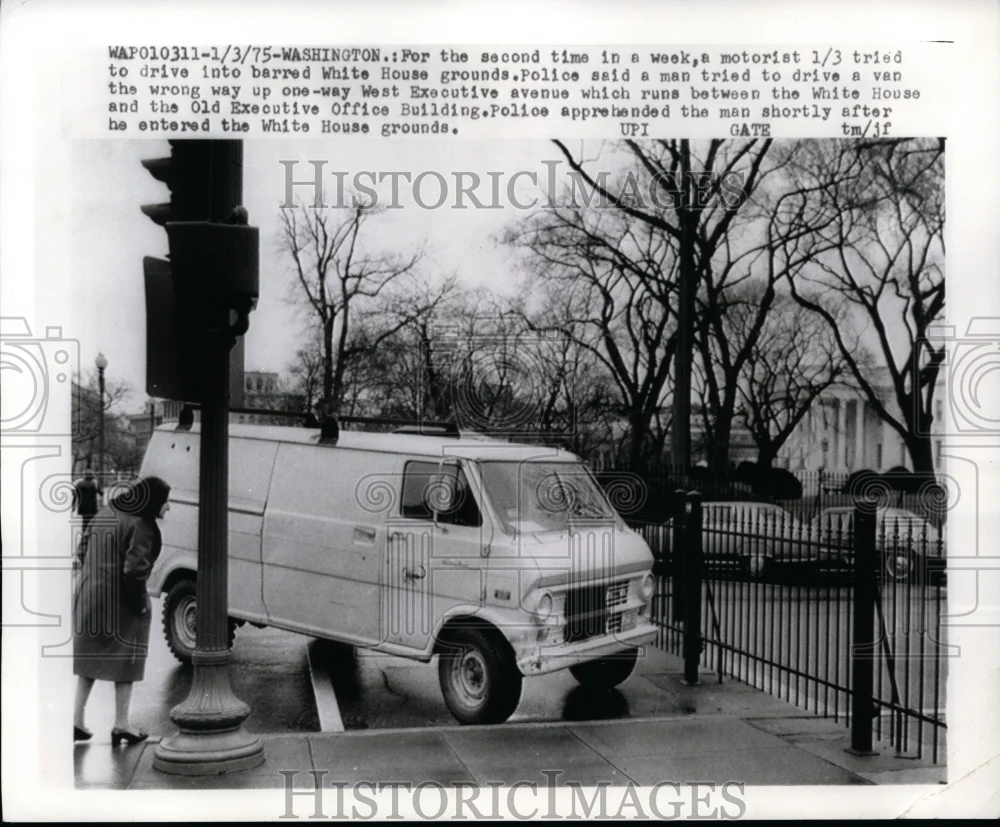 1975 Press Photo Van Attempting to Enter White House Grounds, Washington, D.C.