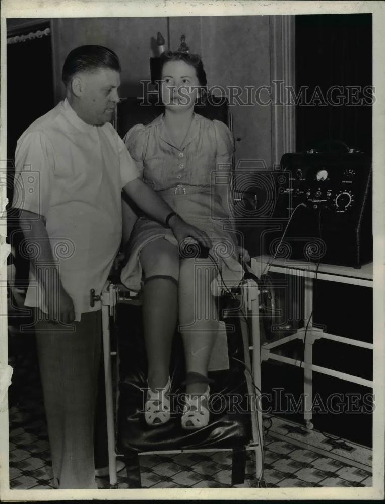 1938 Press Photo Dr. Charles Wood Demonstrating Paralysis Treatment Machine