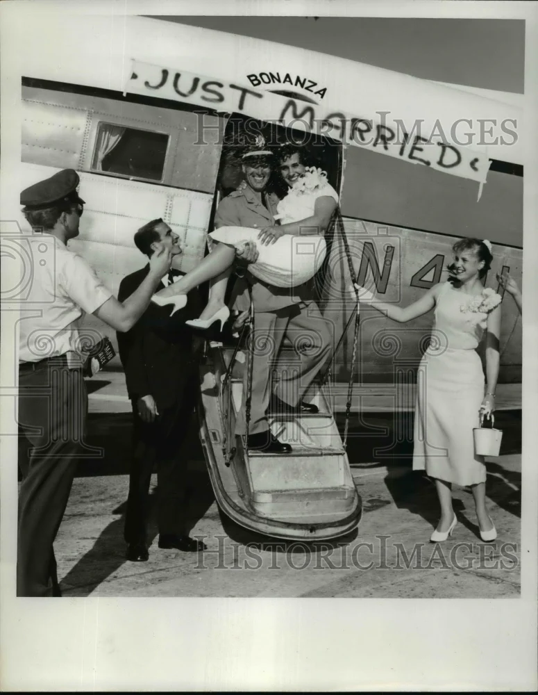 1959 Press Photo Captain Glenn Rogers Carries Bride out of Plane - nef33678