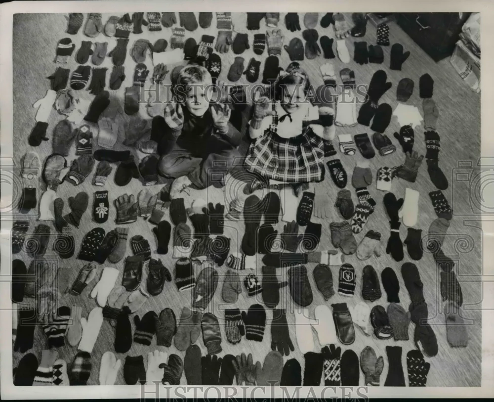 1951 Press Photo Billy Slack and Elaine Stark sits at 400 mittens and Gloves