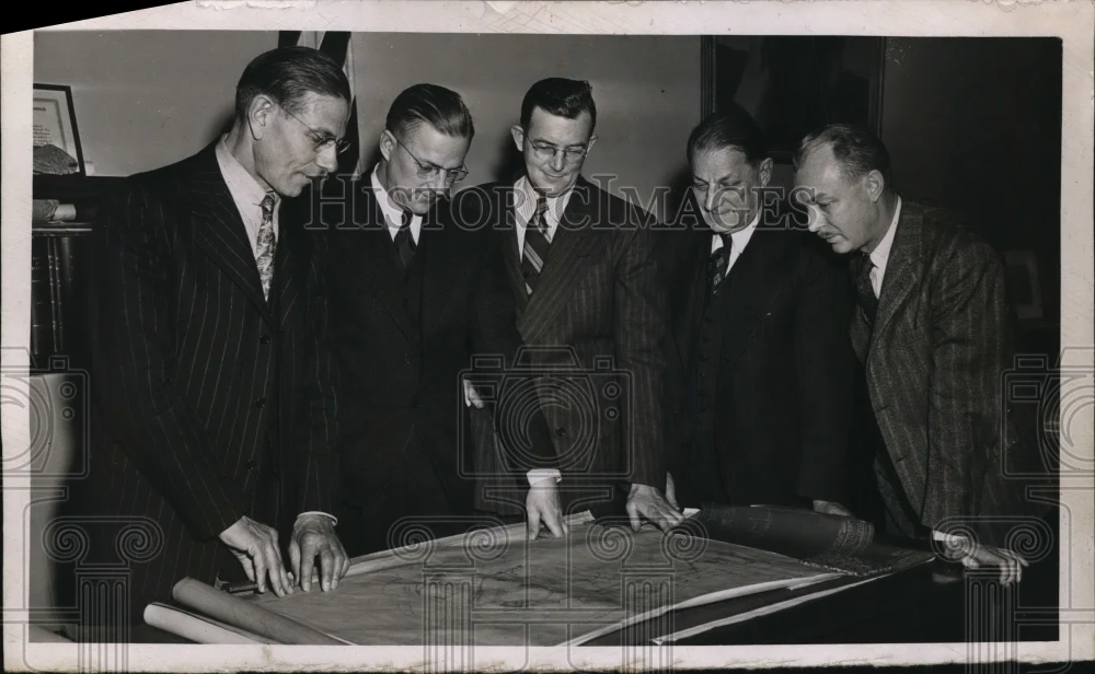 1945 Press Photo Ohio Government Officals Viewing Plans - nef34575