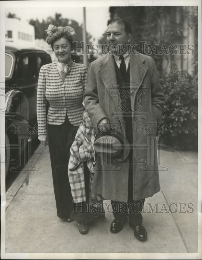 1940 Press Photo Mrs LeRay Berdeau & A.Bradly Campbell Shopping on Swanky N. Ave