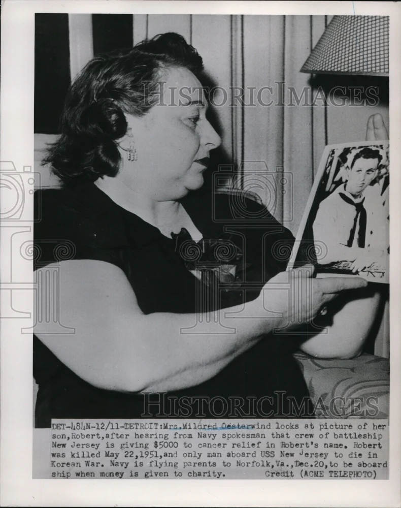 1951 Press Photo Mildred Osterwind w Picture of Son Robert, U.S. Navy Killed