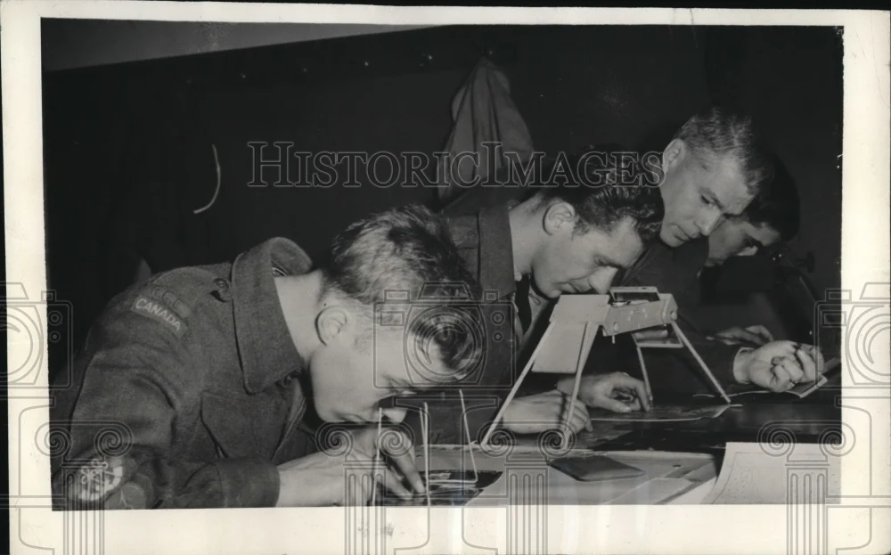 1945 Press Photo Students CA Harvey Bomvardier, Sgt Maj Hammill & Sapper Clair
