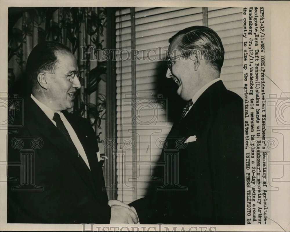 1952 Press Photo Ezra Taft Benson shakes hands with Arthur Vandenberg Jr.