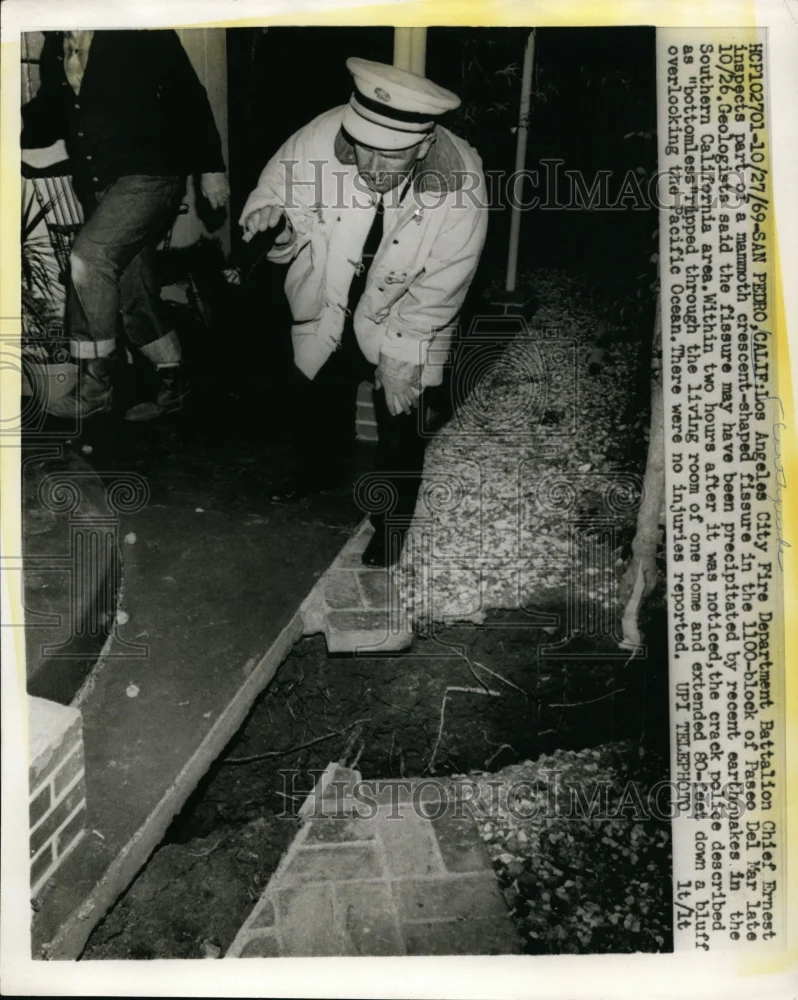 1969 Press Photo LA City Fire Dept Battalion Chief Ernest Inspects Fissure