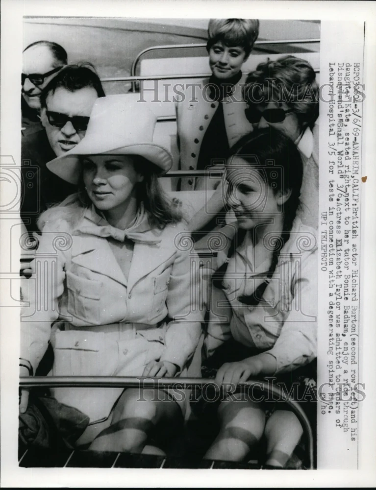1969 Press Photo Actor Richard Burton with Daughter at Disneyland, Anaheim, CA