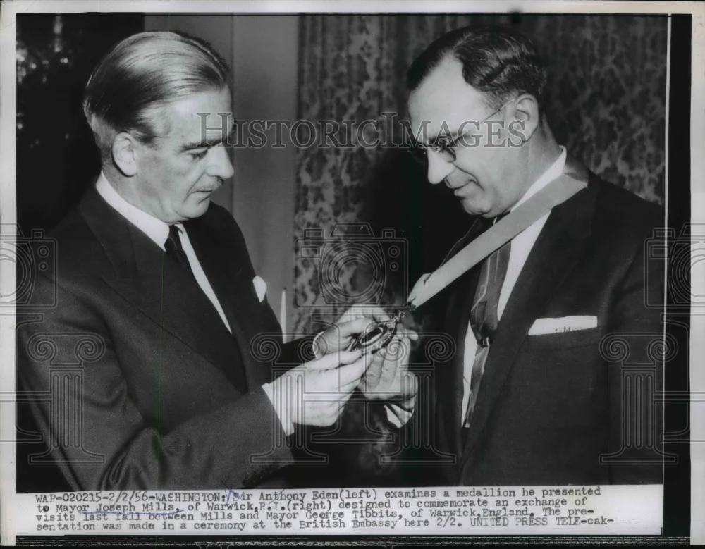 1956 Press Photo Anthony Eden, Joseph Mills at British Embassy, Washington