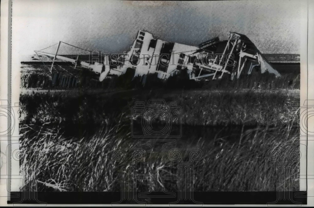 1967 Press Photo Ship Lies On Side in Suez Canal UAR Blocking Vital Waterway