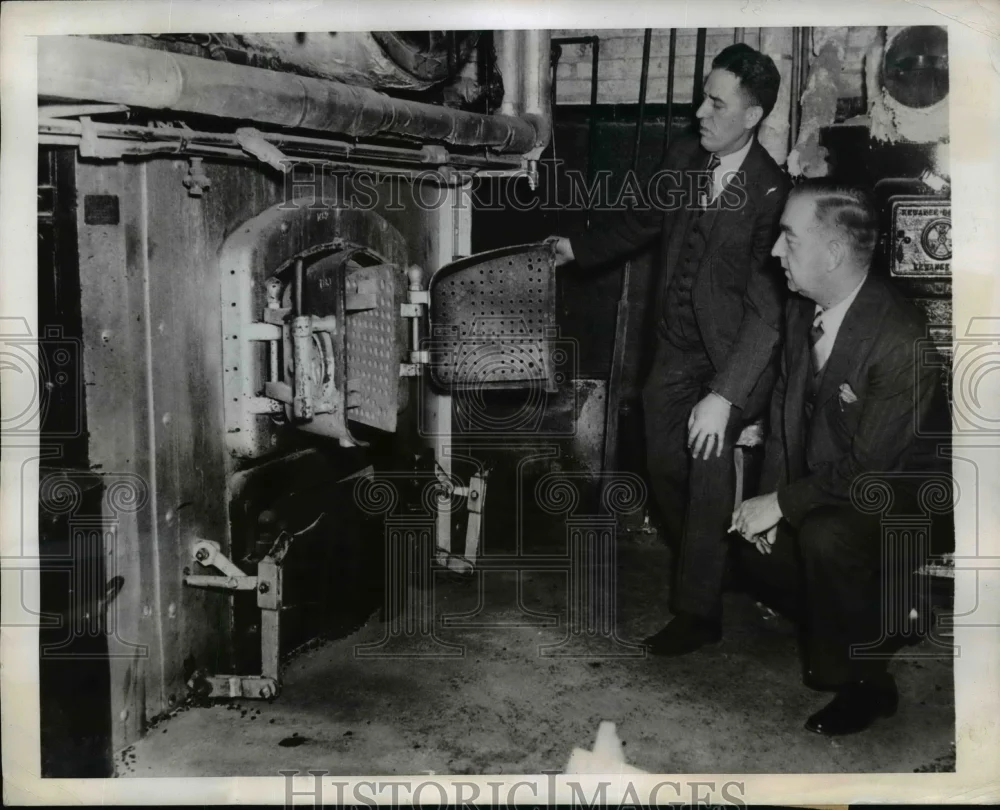 1944 Press Photo Detectives Holohan & Gustavson with Furnace Used to Cremate