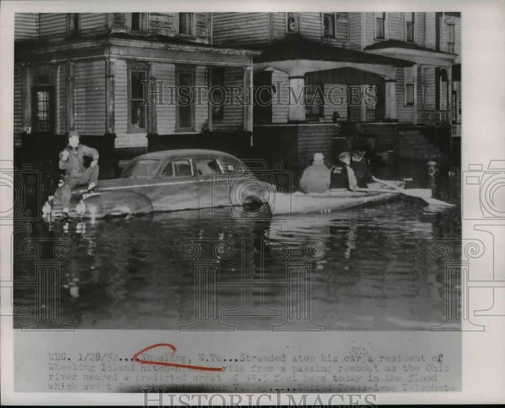1952 Press Photo Wheeling, WV- A Stranded Motorist Hitches a Ride on a Rowboat