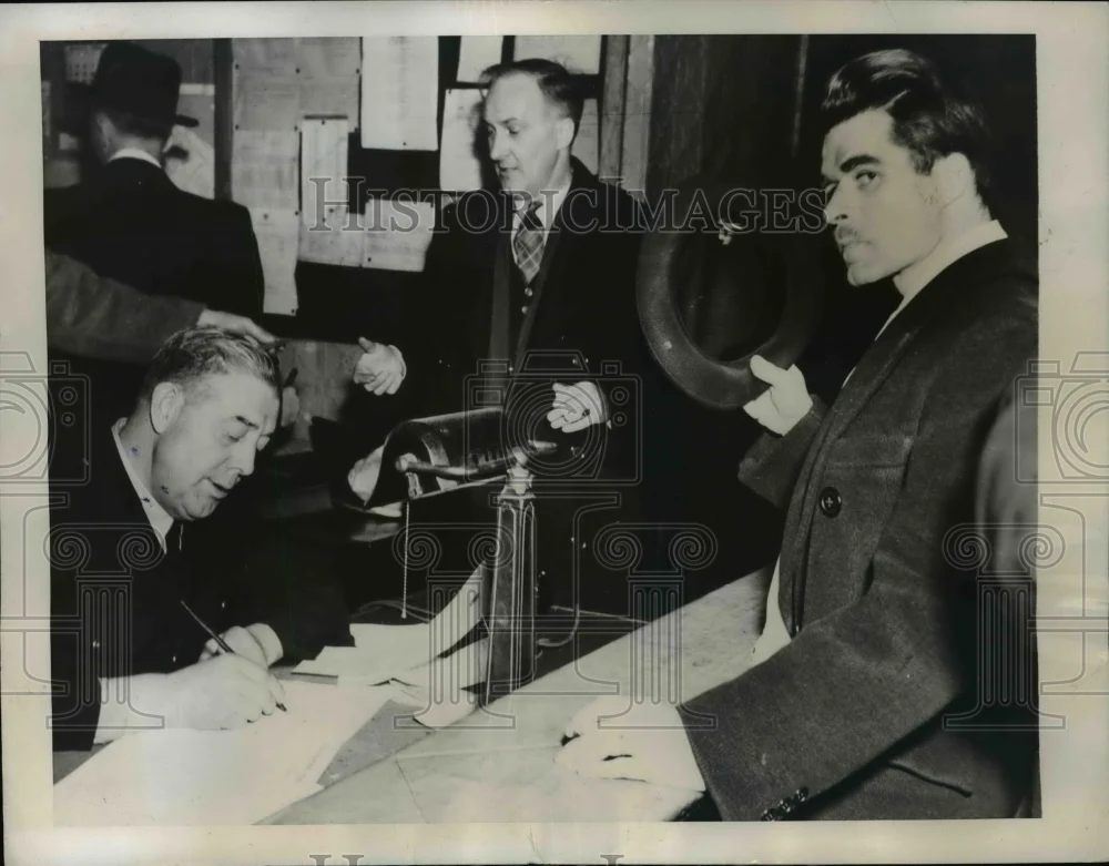 1946 Press Photo Edward Wilfred Mazeral Booking at City Jail Ottawa, Canada