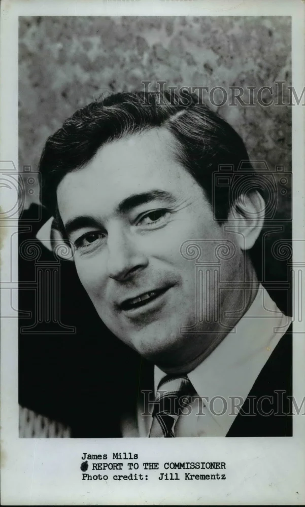 1972 Press Photo James Mills Report to Commissioner - nef40040