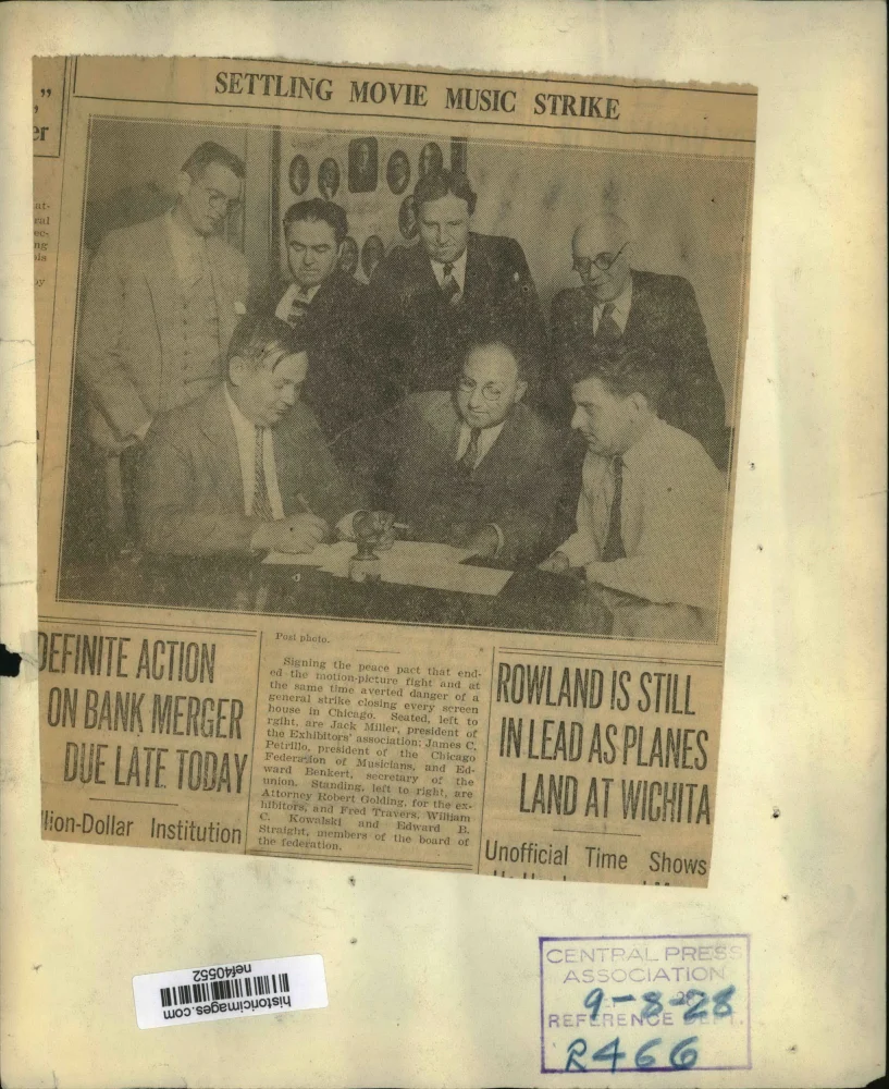 1928 Press Photo Motion Picture Strike Peace Pact Signed by Officials - Image 2