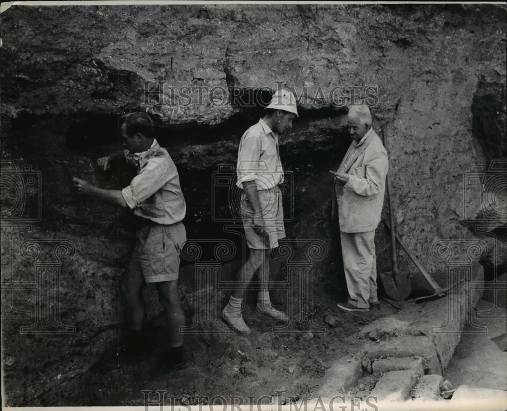 1965 Press Photo Sir Ian Richmond, charles Daniels at Excavation of Germa, Libya
