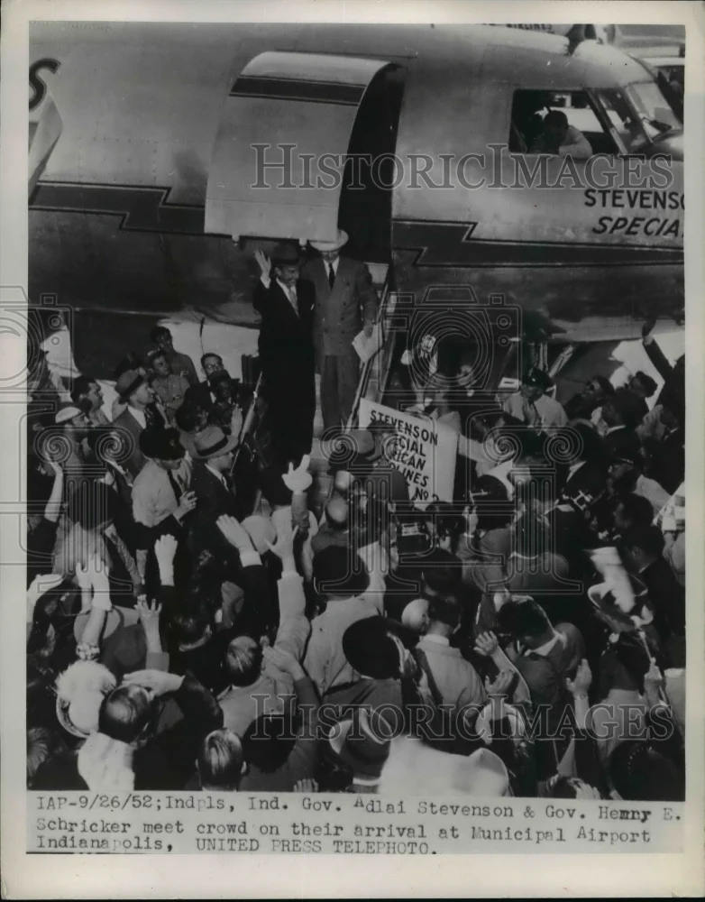 1952 Press Photo Stevenson, Schricker meet crowd upon their arrival in Indiana