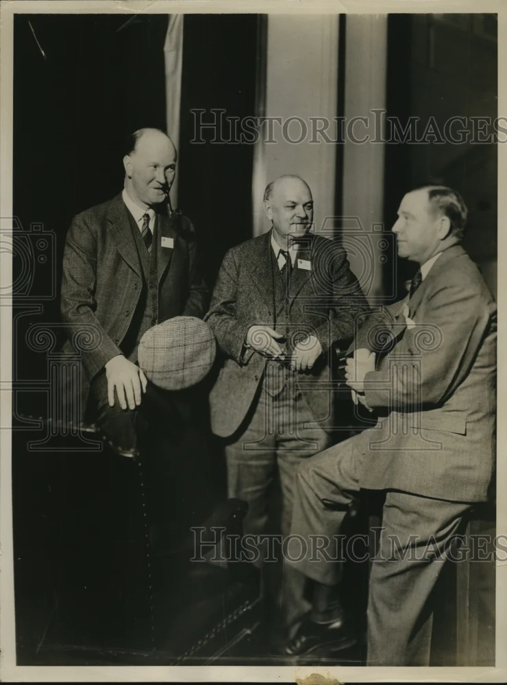 1937 Press Photo Dr James Kendall Confers with Claude Hudson, ER Weidlein