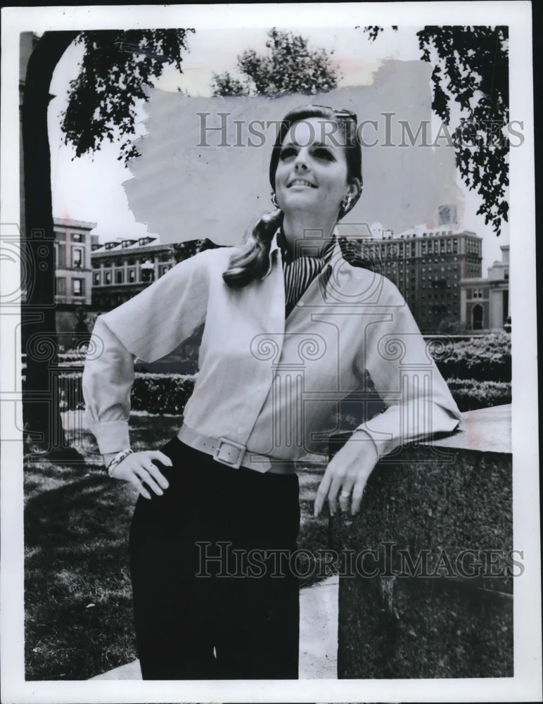 1967 Press Photo Fashion Model in Shirt/Blouse - nef44364
