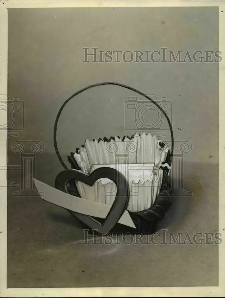 Press Photo Heart Basket - nef45611