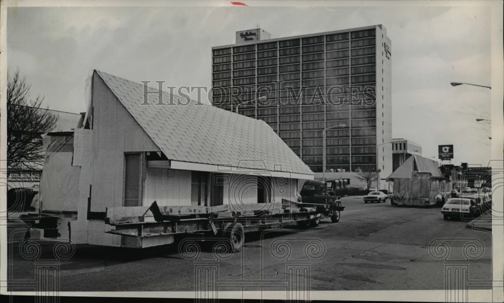 Press Photo House Transported on Trailer - nef46065