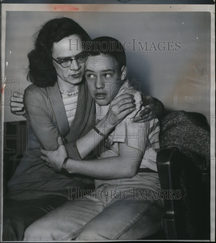 1956 Press Photo Kathleen Williams hugs her son Tommy as jury decides his fate