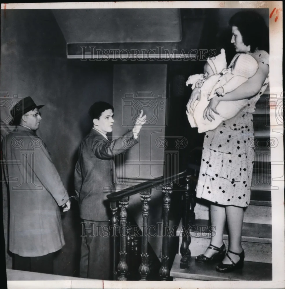 1950 Press Photo Roland Yinger Waves to Wife in Custody of Parole Officer