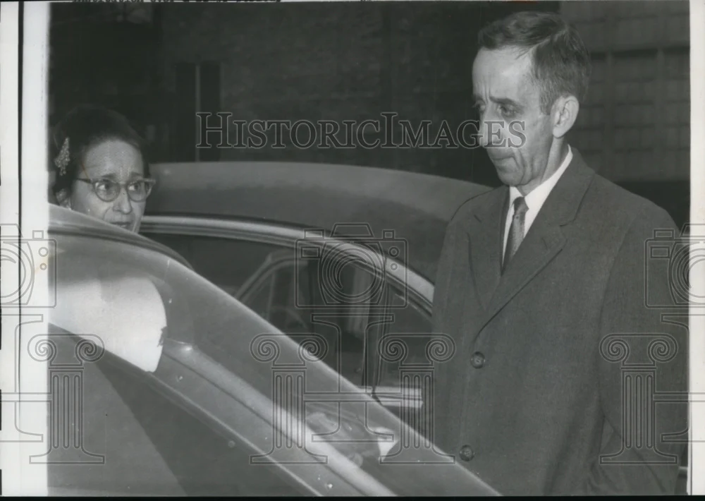 1961 Press Photo Benedict Chilla, sister Mrs. Andrew Witko leaving office