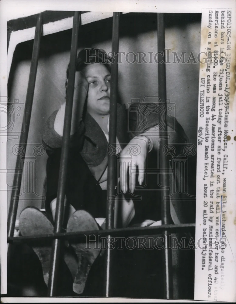 1959 Press Photo Rita Nathaniel held by Mexican Federal Officers for Gambling