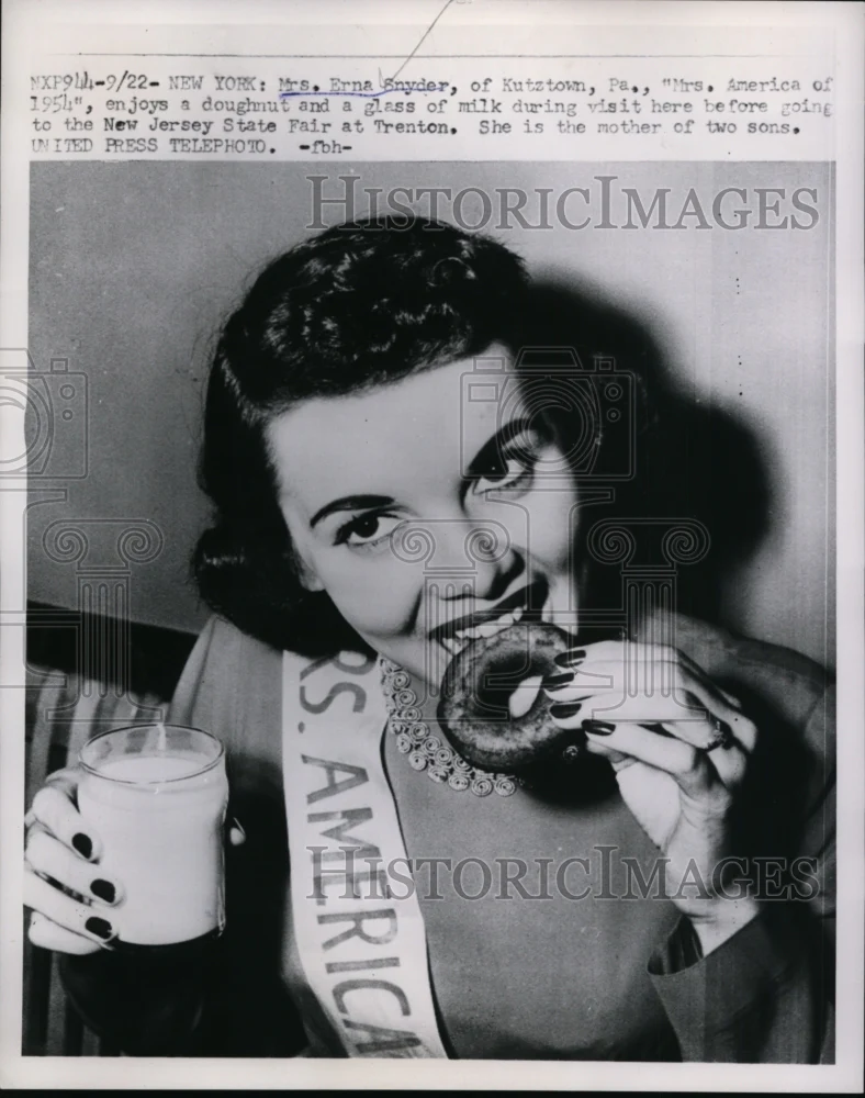 1953 Press Photo Erna Snyder, Miss America, Eating Donut in New York - nef47435