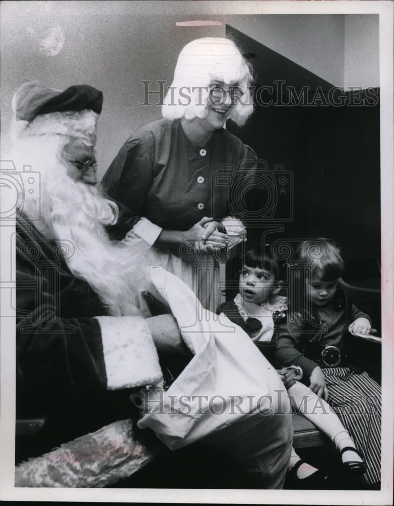 1970 Press Photo Mr and Mrs Santa Claus with children Carla and Chris Beck