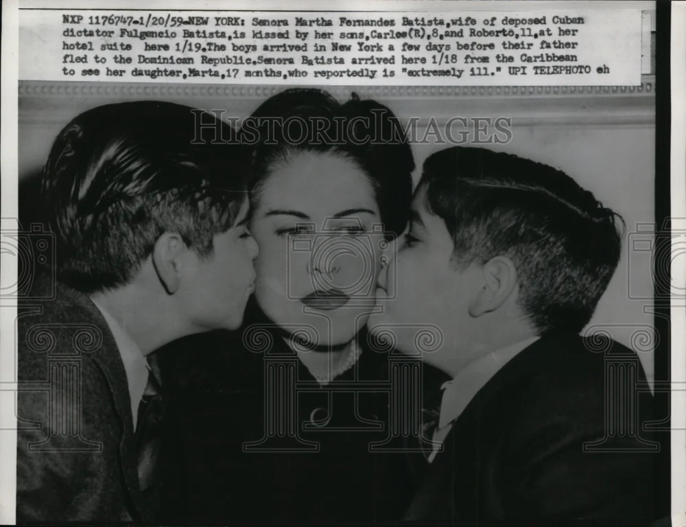 1959 Press Photo Martha Fernandez Batista Kissed by Her Sons Carlos, Roberto