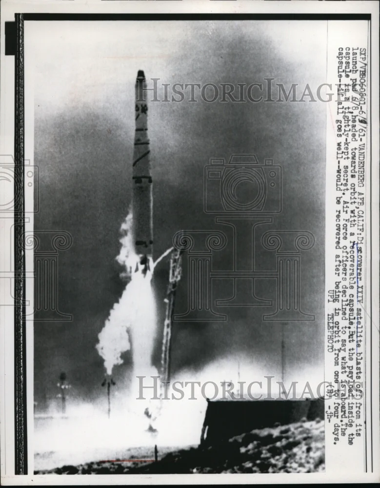1961 Press Photo Discoverer XXIV Satellite blast off from its Launch Pad