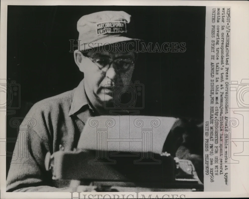 1952 Press Photo Arnold Dibble UPI Correspondent work in a tent at Panmunjom