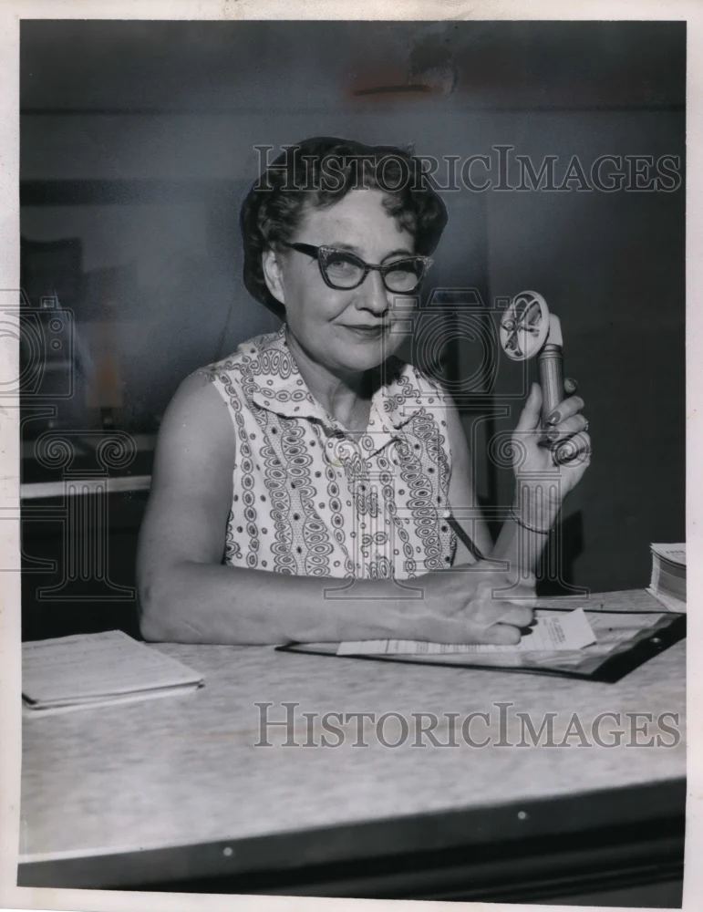 1959 Press Photo Mrs Katherine Rhoden Clerk at Auto License Bureau - nef49875