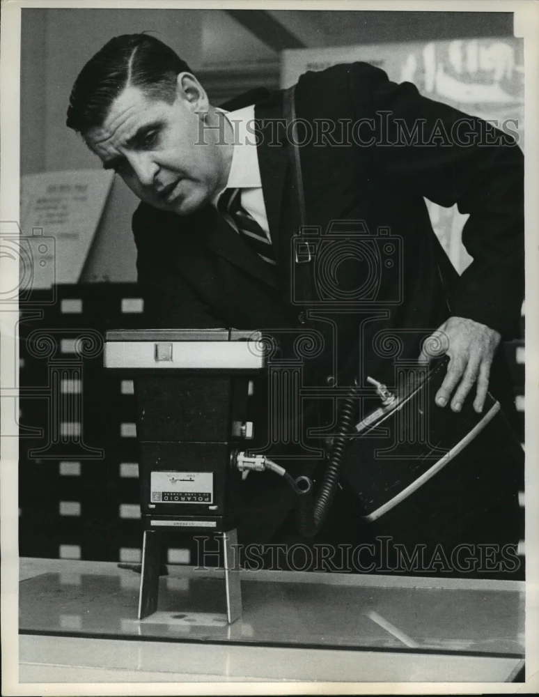 1967 Press Photo Detect James Bannon Uses New Camera to Photograph Latent Prints
