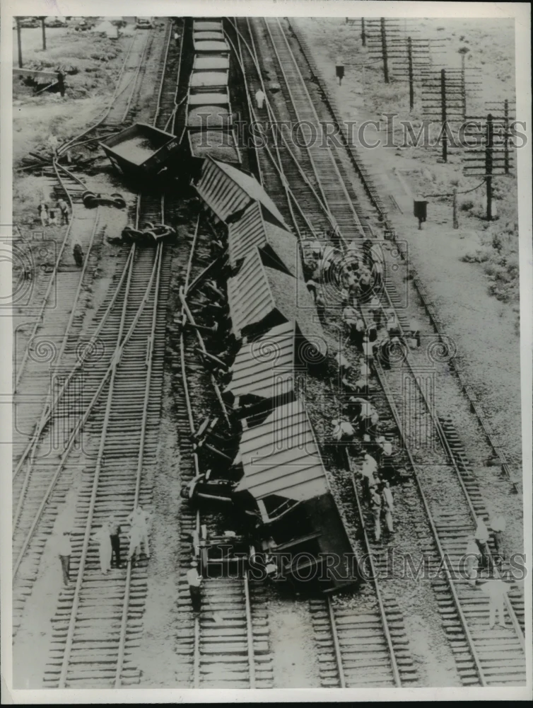 1947 Press Photo New York Central mainline blocked at Palymra by seven coal cans