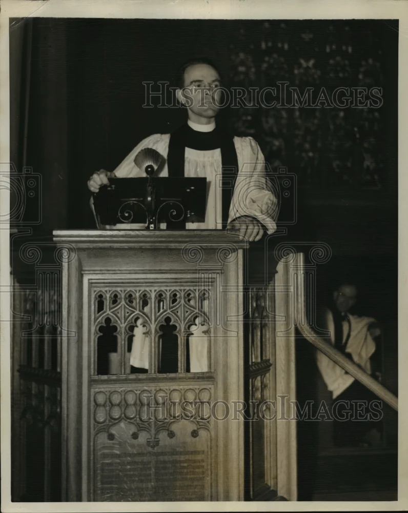 1949 Press Photo Rev Richard Millard Preaches From Pulpit of St. Michaels Church
