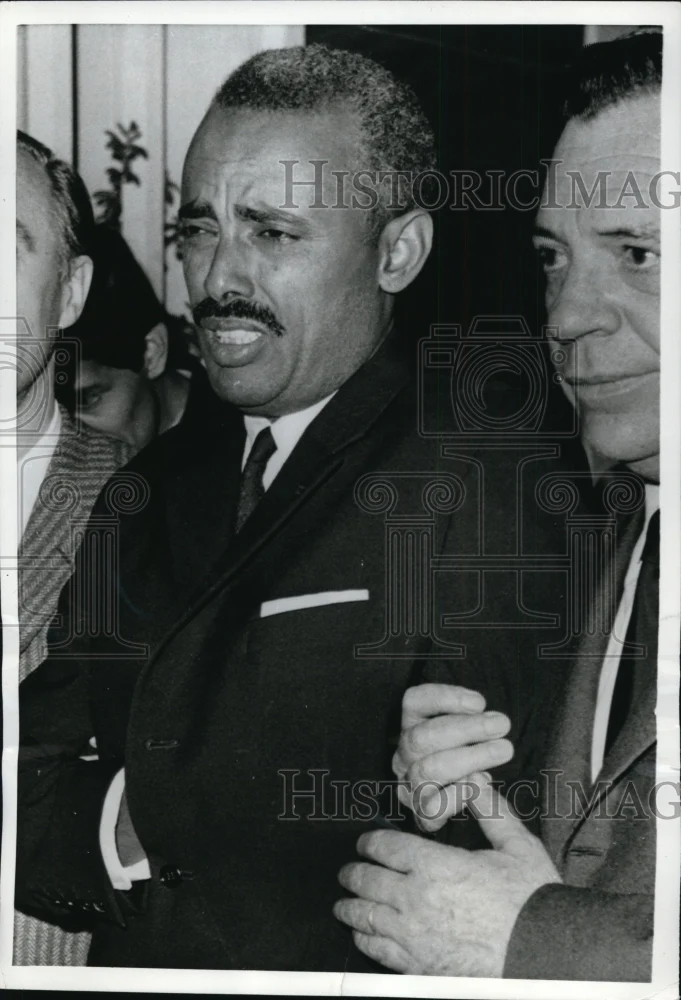 1969 Press Photo Gaitachaw Bekele weeps as police escort him from embassy