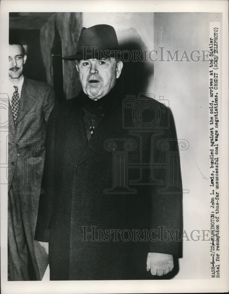 1950 Press Photo John L Lewis of United Mine Workers Arrives at Stateler Hotel