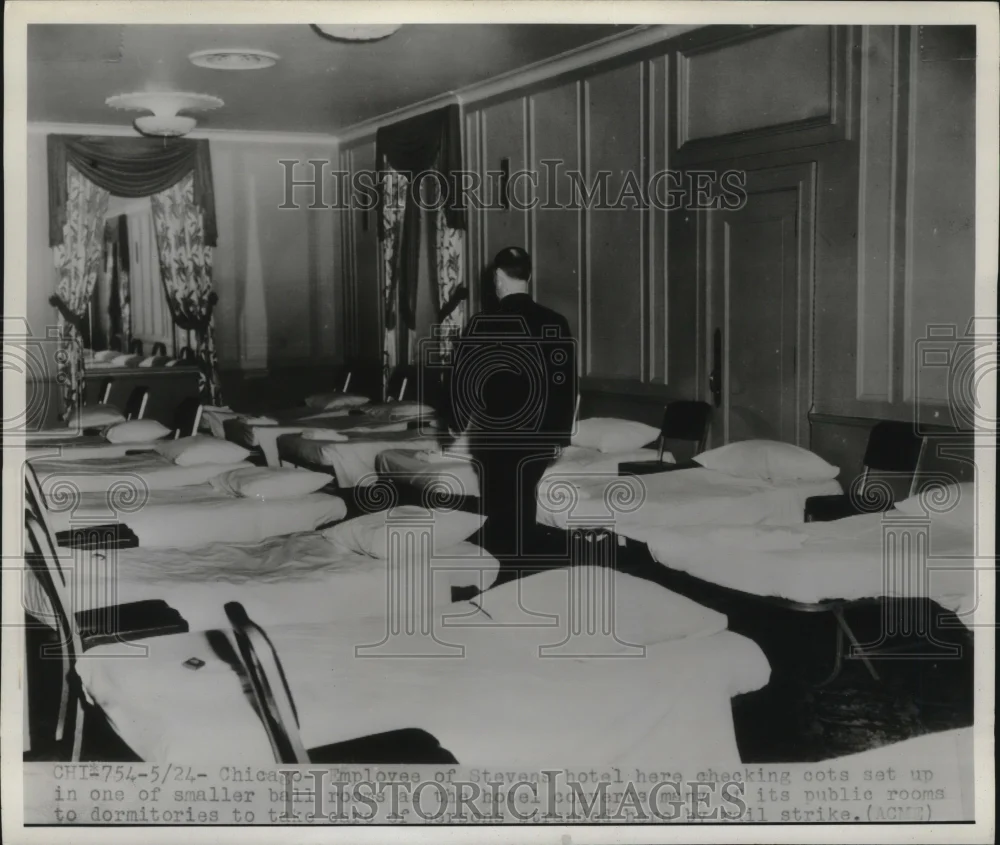 1946 Press Photo Chicago Hotel Employee Checking Cuts Set Up in Small Ball Room