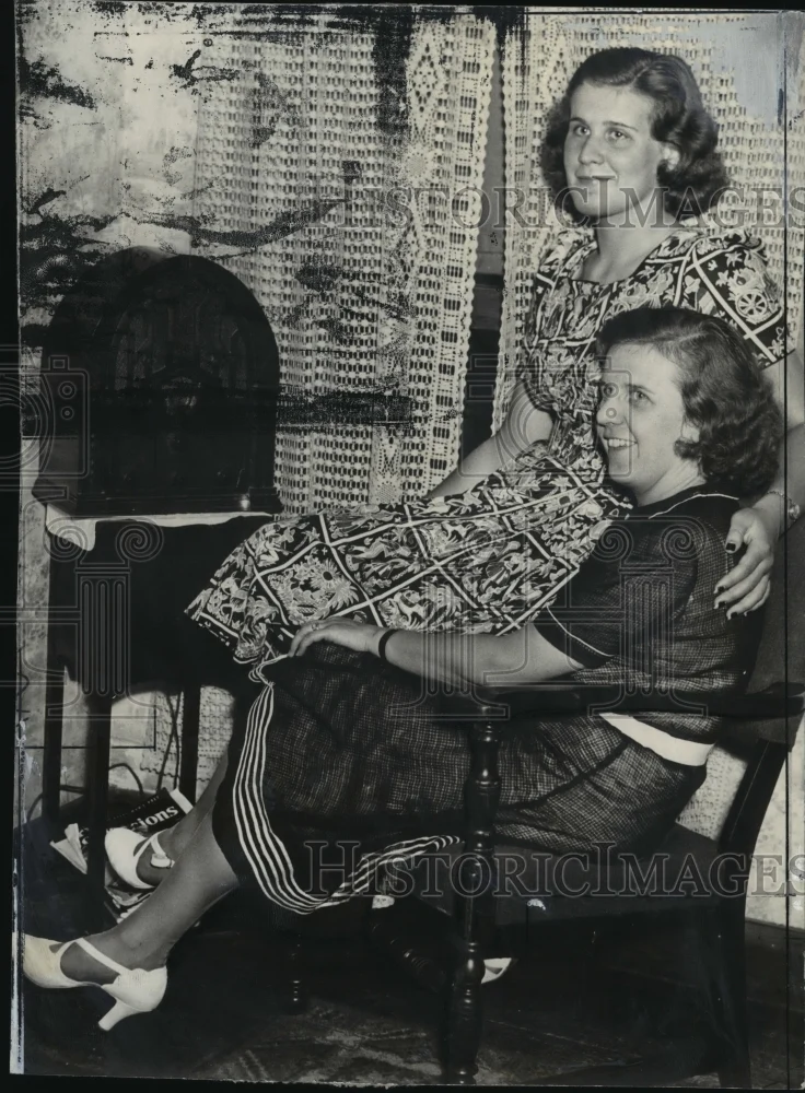 1950 Press Photo Mrs Francis Carroll & Daughter Barbara Carroll - nef55662