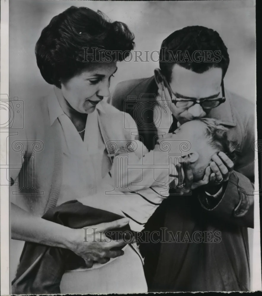 1962 Press Photo Mr & Mrs Oris Lollar Baby Home in Little Rock after Operation