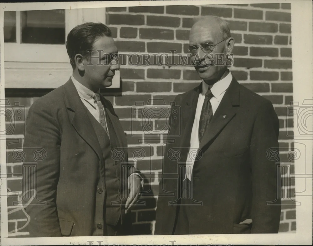 1928 Press Photo Detective Black Chatting with Frank Shepppard a Star Witness