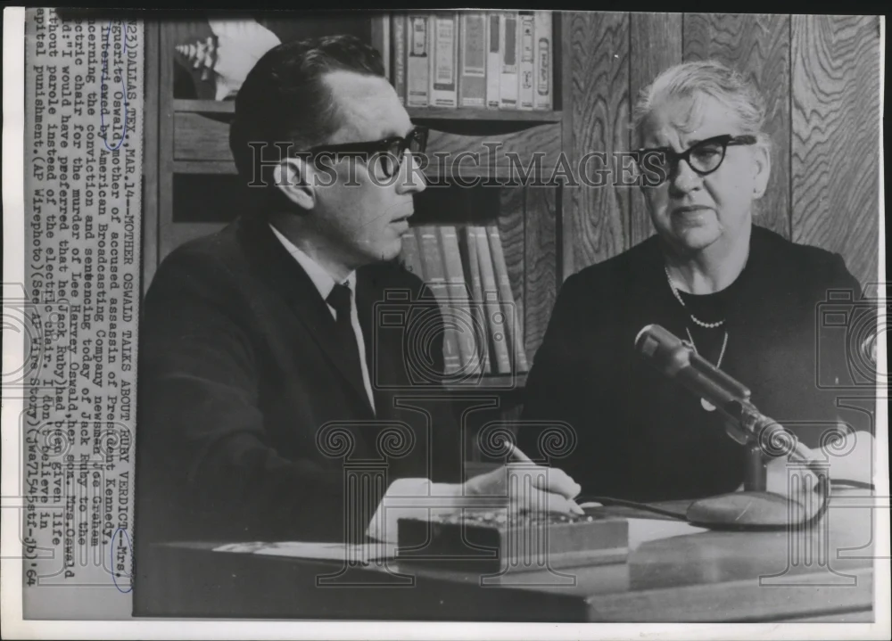1954 Press Photo Marguerite Oswald interviewed by NBC newsman Joe Graham