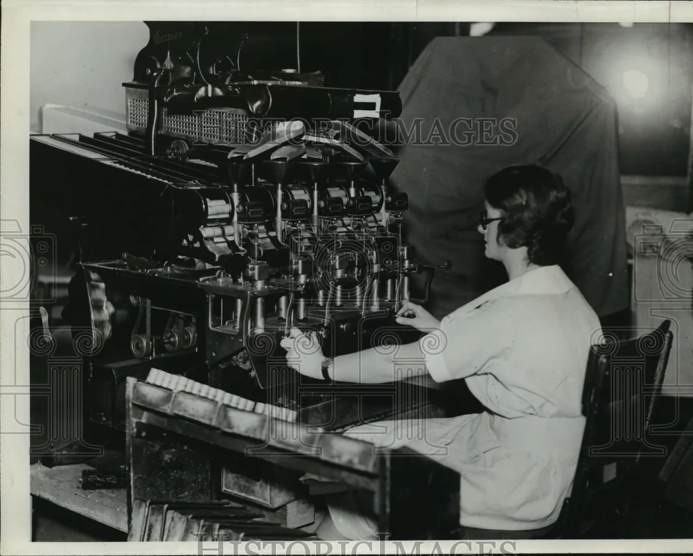 1932 Press Photo DSR Detroit Streetcar Employee Counting Fare coins - nef57698