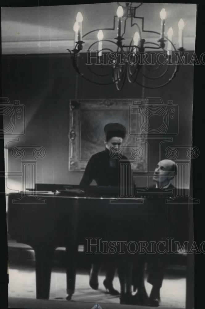 1968 Press Photo Erich Leinsdor & Wife Anne at Piano - nef58279
