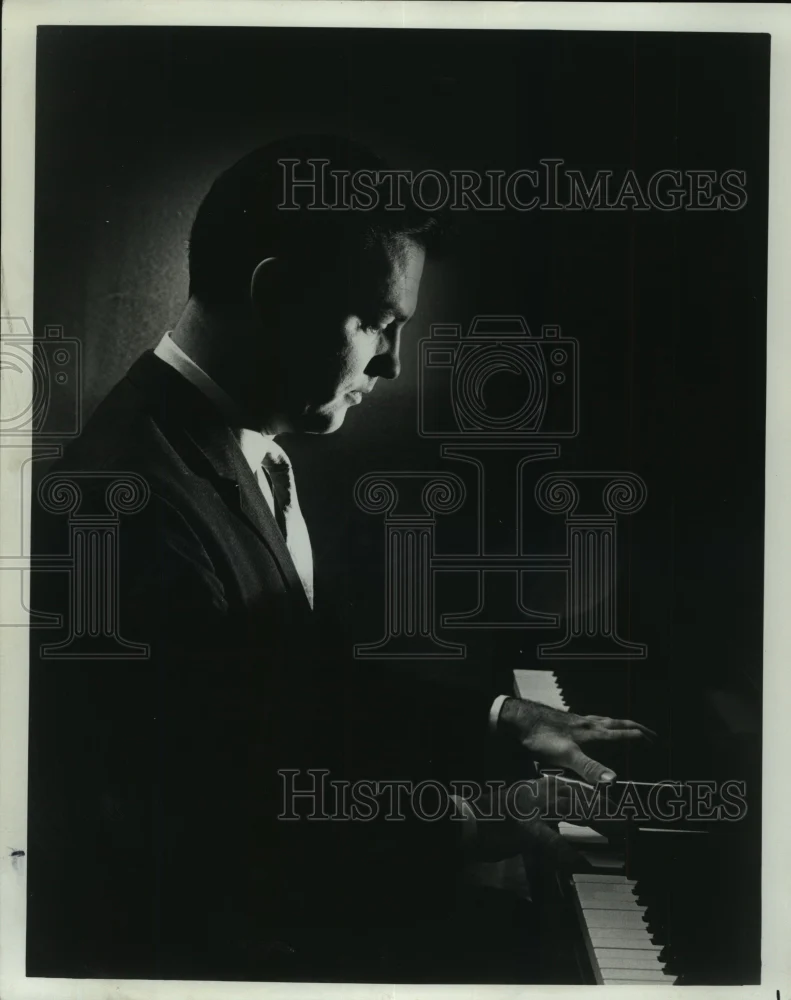 1975 Press Photo Arthur MacKenzie plays piano - nef58765