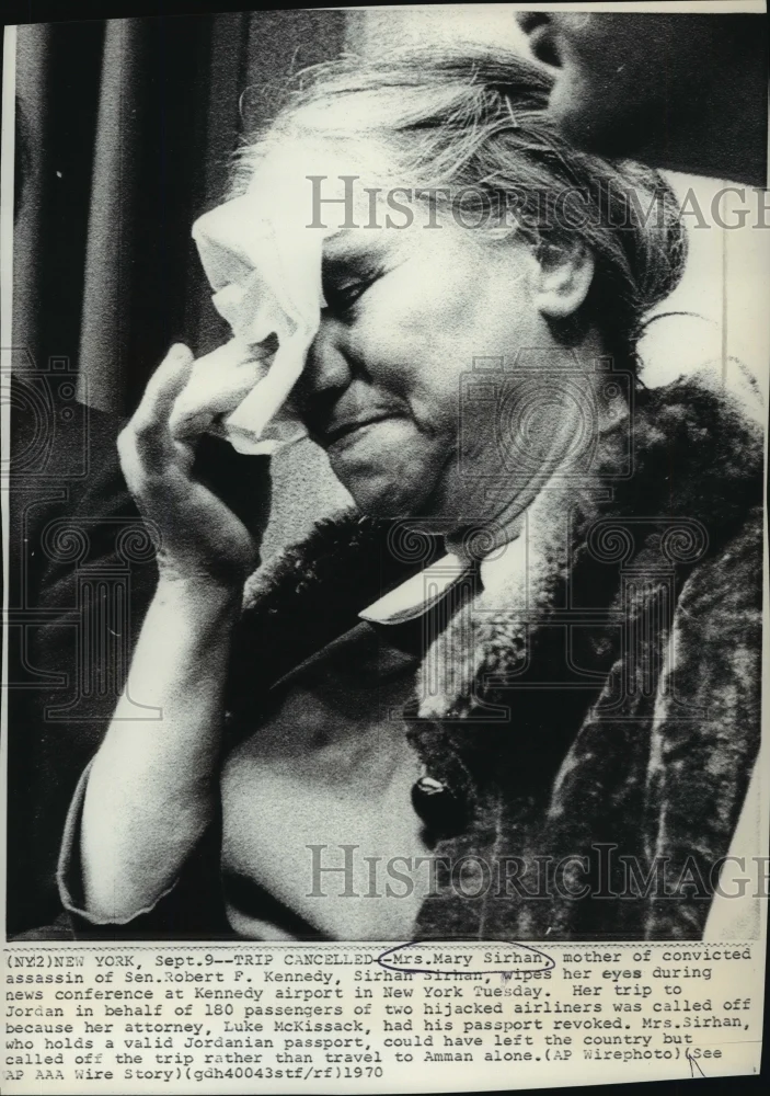 1970 Press Photo Mary Sirhan wipes her eyes during news conference - nef58908