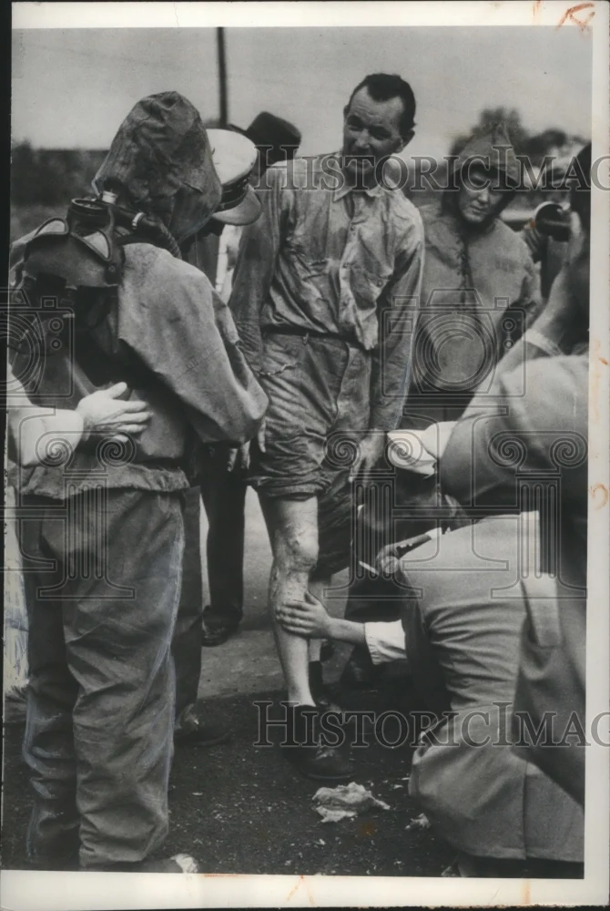 1949 Press Photo Lt.Comm.A.B.Mullen shows Navy the spectacular firefighting suit