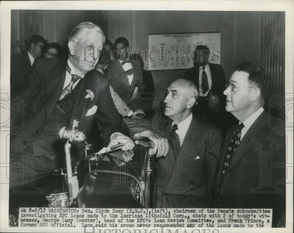 1951 Press Photo Clyde Hoey chats with two witnesses of the RPC loan review